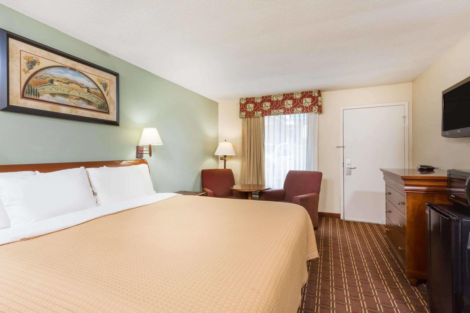 Days Inn By Wyndham Orangeburg Eksteriør billede